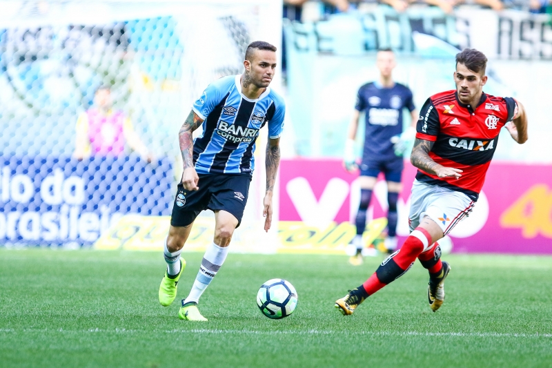 Vizeu (direita) enfrentou o tricolor pelo Flamengo e agora vai defender o Grêmio
