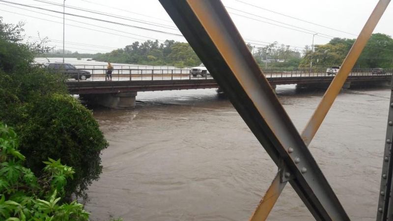 Monitoramento avalia quanto à possibilidade de interdição da ponte Borges de Medeiros devido à cheia