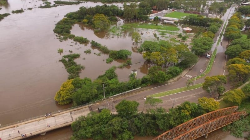Chuva forte deste quinta-feira e cheia do rio Ibirapuitã inundaram grande parte da cidade