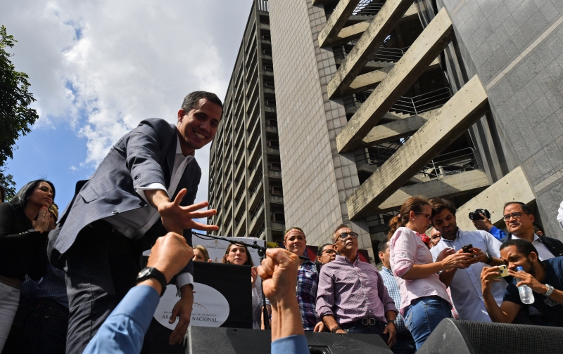 'Ninguém tem dúvidas de que Maduro é um usurpador', disse Juan Guaido, diante de multidão
