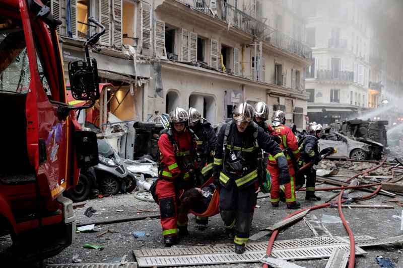 Bombeiros retiraram vítimas feridas de destroços de janelas e evacuaram moradores 