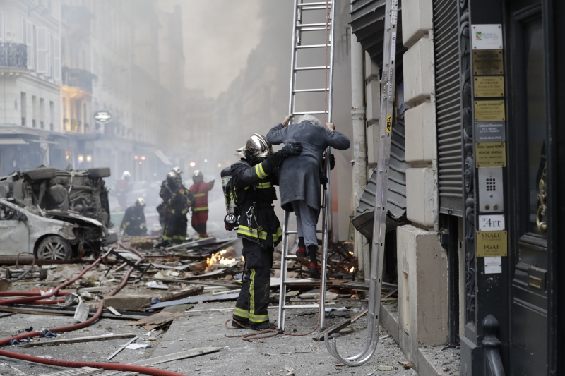 Dos mortos, dois eram bombeiros e uma turista espanhola, disse a polícia e o governo espanhol