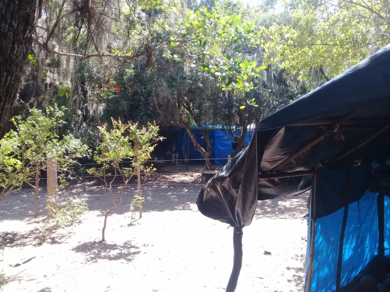 Área onde estão barracos dos índios foi cercada com arame e sensores pelos empreendedores