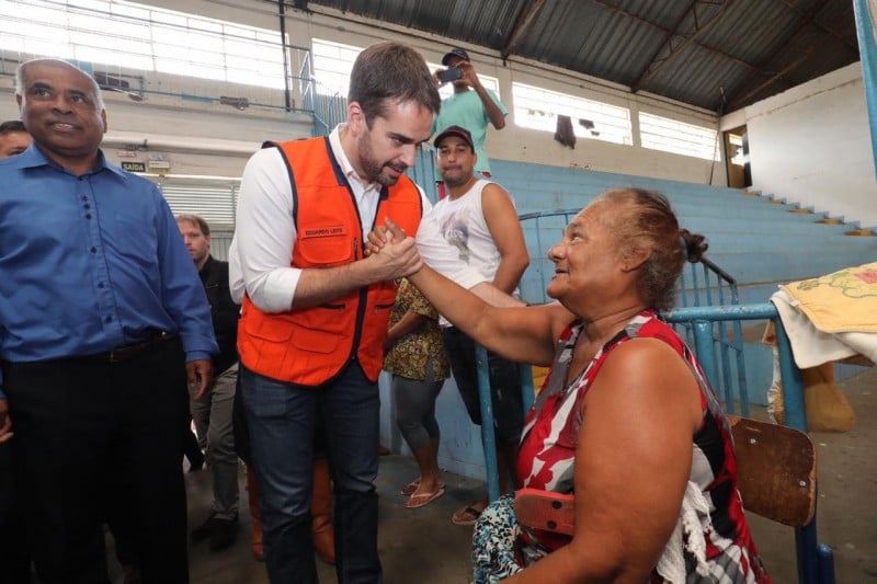 Governador se encontrou com moradores de Alegrete e sobrevoou áreas inundadas 