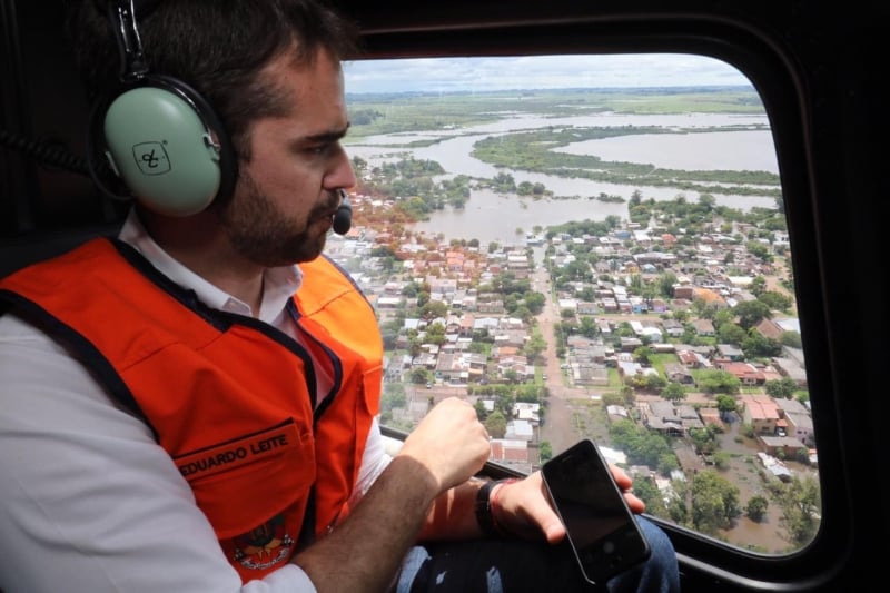 Governador Eduardo Leite sobrevoou no sábado parte das regiões atingidas pelas chuvas
