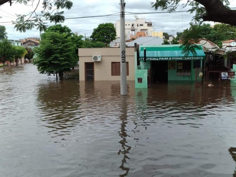Cheia do rio Ibirapuitã mantém residências de Alegrete praticamente submersas e causa falta de água