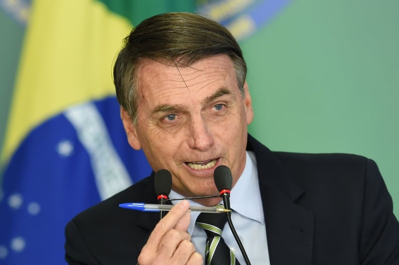 Armado de caneta', Bolsonaro assina decreto que facilita posse de ...