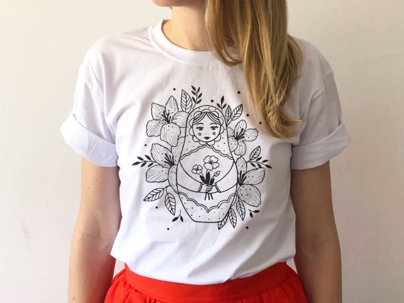 As camisetas da designer Lana são feitas à mão e  trazem ilustrações com referências de seu país Foto: fotos Lana Hova/Divulgação/JC