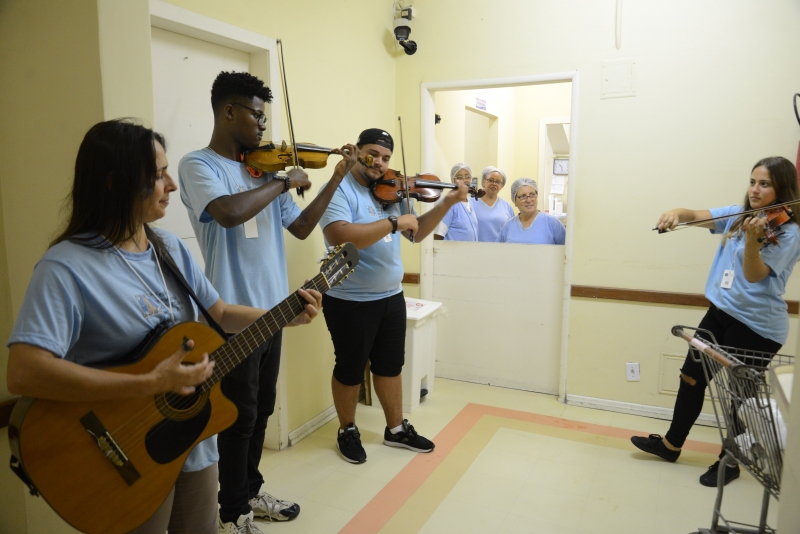 Integrantes da Orquestra do Areal arrancaram sorrisos de pacientes e lágrimas de enfermeiras