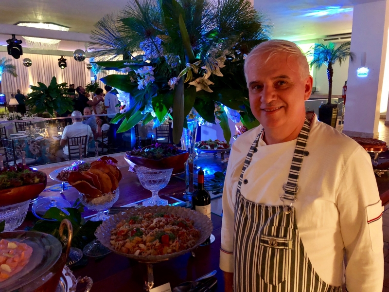 O chef Lúcio Moraes em sua mesa de saladas e entradas frias