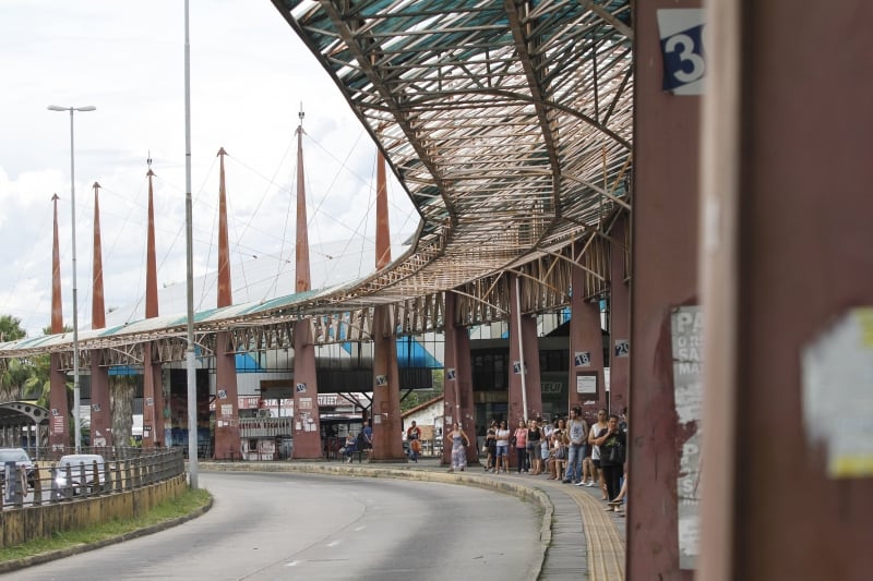 Vendaval arrancou parte do telhado do terminal, com segundo maior movimento em Porto Alegre
