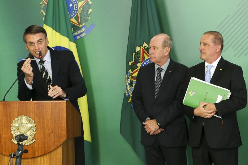 'Como presidente usarei essa arma', disse Bolsonaro, apontando para a caneta que usou na assinatura
