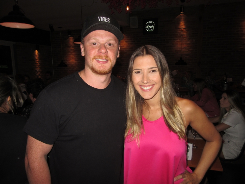 Geraldo Birmann e Julia Orsini na pizzaria Amiche, em Atlântida