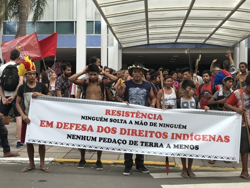 Protesto de índios Guarani Mbya em Porto Alegre após tribo sofrer ameaças para deixar sua área