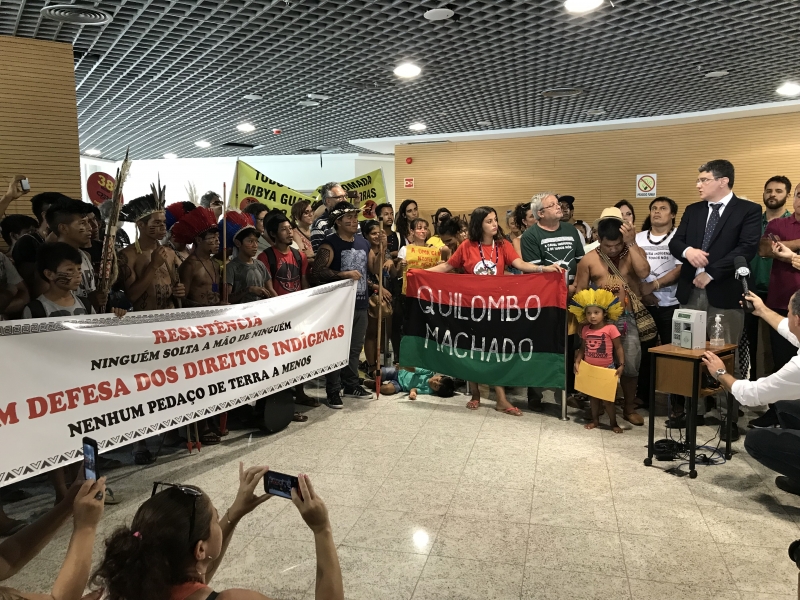 Manifestantes concentraram-se no Incra e depois entregaram documento ao Ministério Público Federal