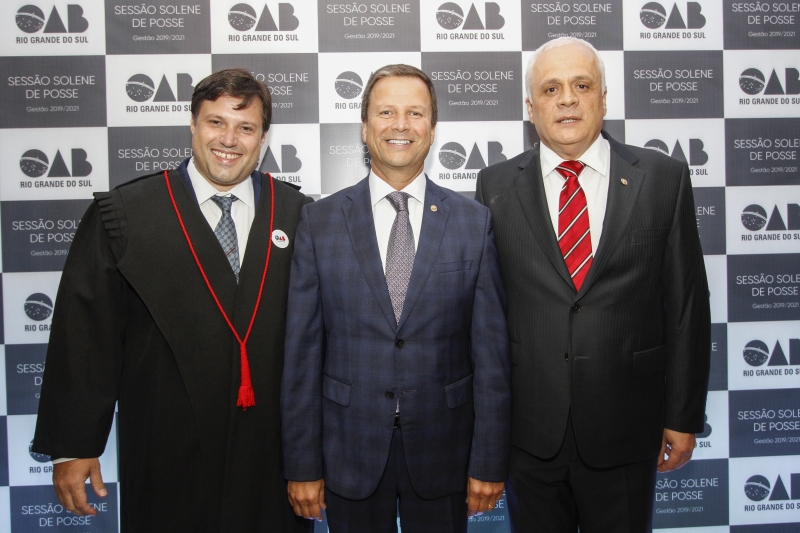 Pedro Alfonsin, presidente da CAA-RS; Claudio Lamachia. presidente nacional da OAB; e Ricardo Breier, presidente da OAB-RS