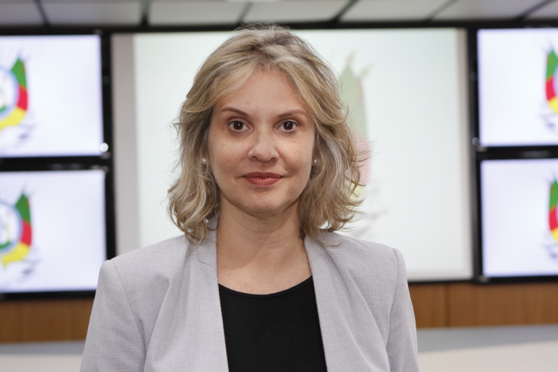 Leany diz que acompanha de perto estudos que devem mexer na estrutura de carreira dos servidores