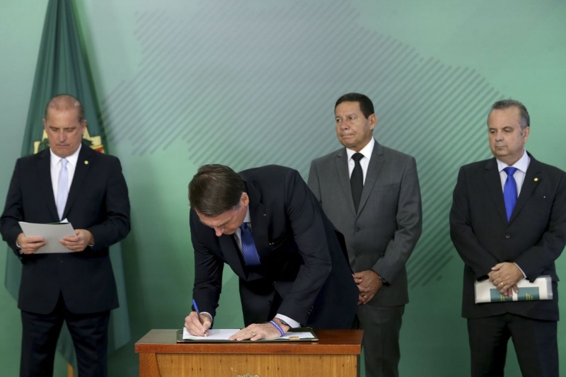 Presidente Jair Bolsonaro, assina medida provisória para combater fraudes previdenciárias