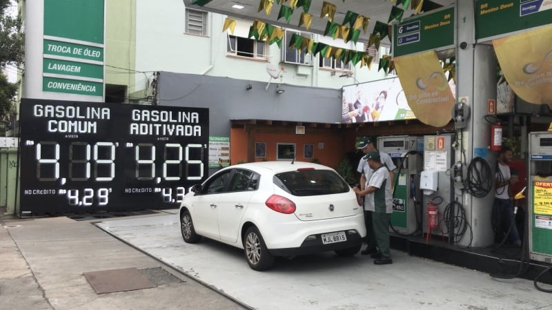 No bairro Menino Deus, o litro chegou a R$ 4,19 neste sábado, um dos mais baixos na região