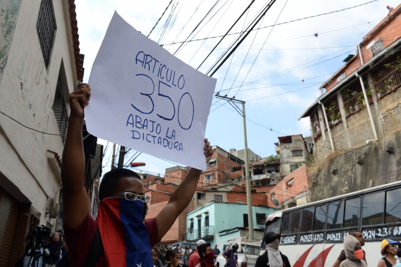 Ao lado do quartel, grupo de moradores se reuniu para protestar contra o governo