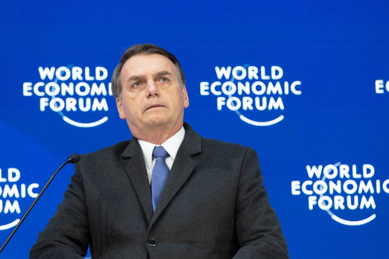 Bolsonaro, que estava em Davos (foto), viaja à capital paulista para exames pré-operatórios