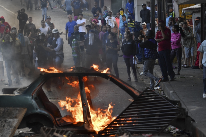 Manifestantes queimaram automóveis nas ruas de Caracas

