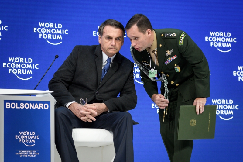 Bolsonaro falou sobre o caso do filho em entrevista em Davos, onde participa do Fórum Econômico Mundial 