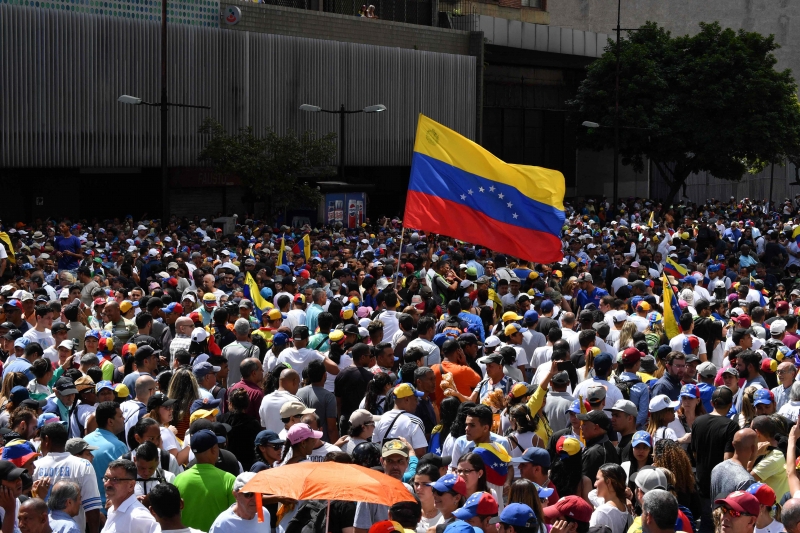 Maduro defende sua manutenção no poder, enquanto Guaidó quer assumir o governo