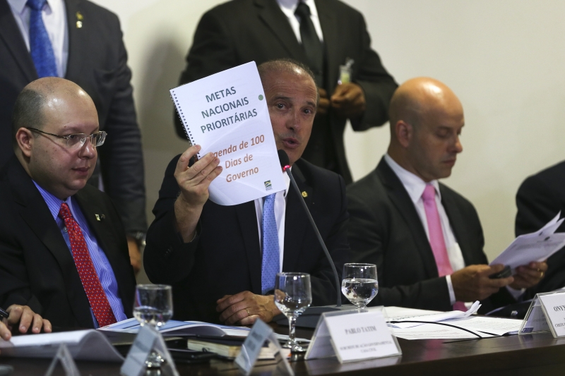Ao lado de ministros, Onyx apresentou o documento em Brasília 
