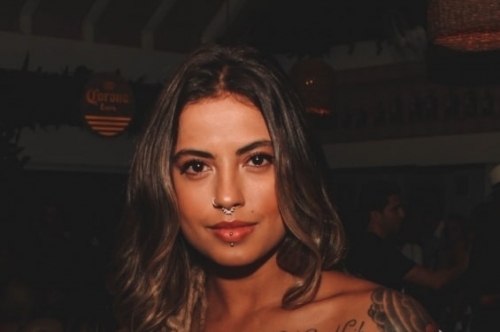 Carla Fernanda em tarde festiva no Cafe de La Musique Floripa, em Jurerê Internacional