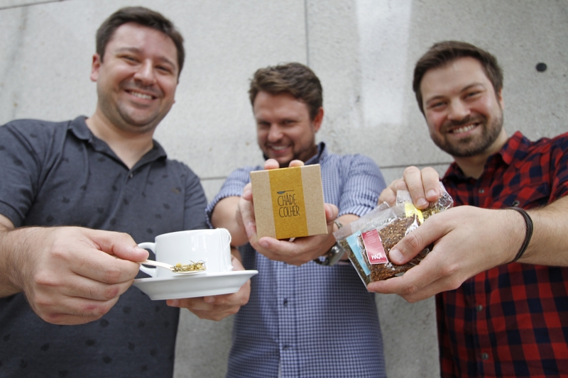 S&eacute;rgio, Fernando e Michael tocam o neg&oacute;cio junto com seus empregos Foto: LUIZA PRADO/JC