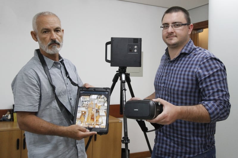 Luciano e Guilherme s&atilde;o os franqueados da Iteleport no Estado Foto: fotos LUIZA PRADO/JC