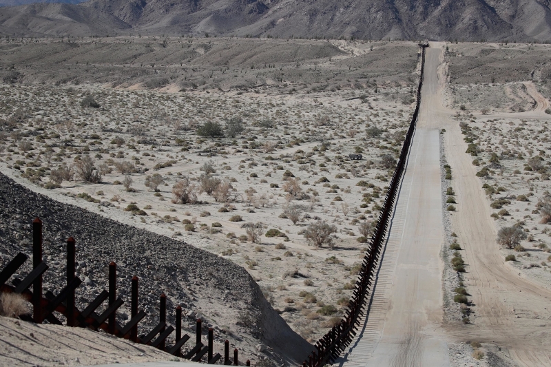 Objetivo é negociar com democratas financiamento do muro da fronteira com o México