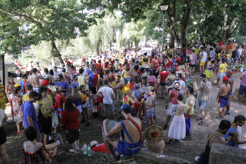 Multidão faz festa ao som do Bloco da Laje, que abriu o calendário dos blocos de rua em 2019