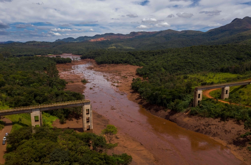 Rompimento de barragem da Vale, em Brumadinho, Minas Gerais, arrastou parte de uma ponte férrea e devastou 133,27 hectares de vegetação nativa na Mata Atlântica 