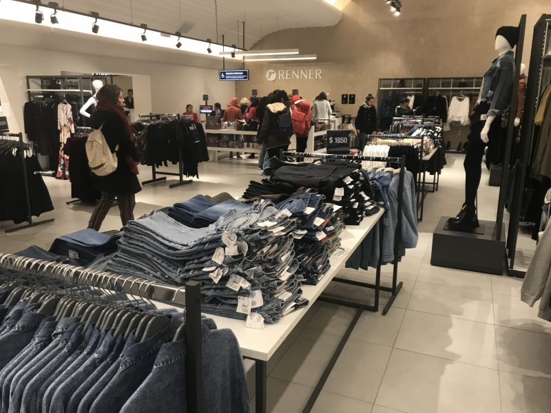 {'nm_midia_inter_thumb1':'https://www.jornaldocomercio.com/_midias/jpg/2019/01/28/206x137/1_img_8367-8609355.jpg', 'id_midia_tipo':'2', 'id_tetag_galer':'', 'id_midia':'5c4f701f198b0', 'cd_midia':8609355, 'ds_midia_link': 'https://www.jornaldocomercio.com/_midias/jpg/2019/01/28/img_8367-8609355.jpg', 'ds_midia': 'Renner no Uruguai - loja de rua na avenida 18 de Julho em Montevidéu - layout interno', 'ds_midia_credi': 'PATRICIA COMUNELLO/ESPECIAL/JC', 'ds_midia_titlo': 'Renner no Uruguai - loja de rua na avenida 18 de Julho em Montevidéu - layout interno', 'cd_tetag': '1', 'cd_midia_w': '800', 'cd_midia_h': '600', 'align': 'Left'}