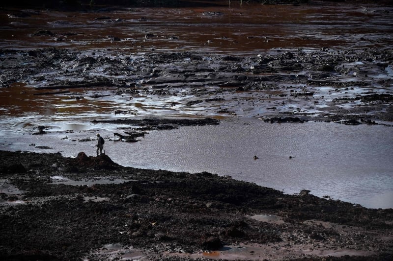 Estruturas apresentam problemas estruturais e estão próximas de comunidades, plantios e criações