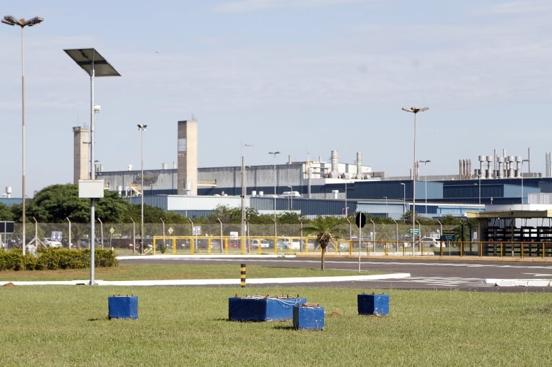 {'nm_midia_inter_thumb1':'https://www.jornaldocomercio.com/_midias/jpg/2019/01/28/206x137/1_mgr280119gm_sindical004-8608568.jpg', 'id_midia_tipo':'2', 'id_tetag_galer':'', 'id_midia':'5c4f066f050a4', 'cd_midia':8608568, 'ds_midia_link': 'https://www.jornaldocomercio.com/_midias/jpg/2019/01/28/mgr280119gm_sindical004-8608568.jpg', 'ds_midia': 'Entrada da fábrica da GM em Gravataí - O Sindicato dos Metalúrgicos de Gravataí (Sinmgra) informa detalhes da proposta de mudanças na GM em Gravataí.   na foto: entrada principal do complexo da GM sem o totém da montadora', 'ds_midia_credi': 'MARCELO G. RIBEIRO/JC', 'ds_midia_titlo': 'Entrada da fábrica da GM em Gravataí - O Sindicato dos Metalúrgicos de Gravataí (Sinmgra) informa detalhes da proposta de mudanças na GM em Gravataí.   na foto: entrada principal do complexo da GM sem o totém da montadora', 'cd_tetag': '1', 'cd_midia_w': '800', 'cd_midia_h': '533', 'align': 'Left'}