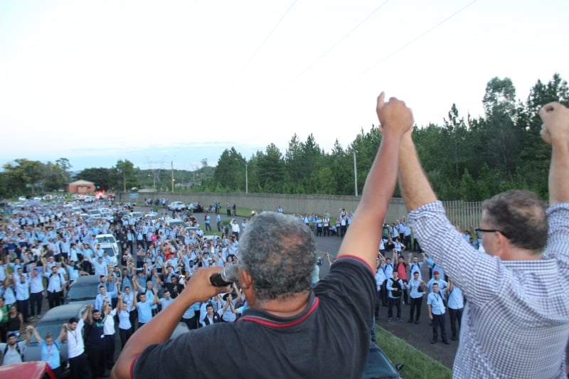 Cerca de mil funcionários se reuniram no acesso ao complexo durante troca de turno dos trabalhadores