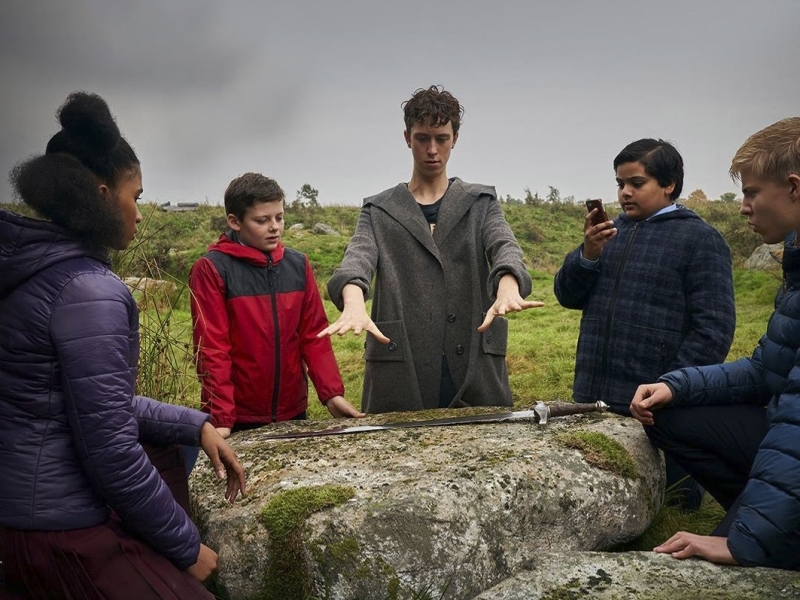 'O menino que queria ser rei' recupera história da Excalibur e mago Merlin (centro)