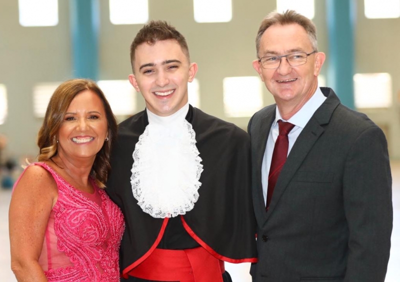 Henrique Nunes Jasper entre os pais Cármen Lúcia Nunes Jasper e Gilberto Jasper