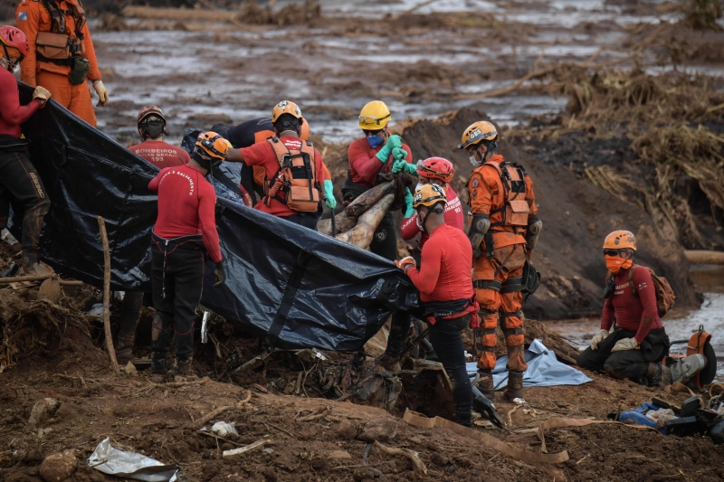 Buscas em Brumadinho se concentram em área onde foi encontrado um segundo ônibus submerso na lama