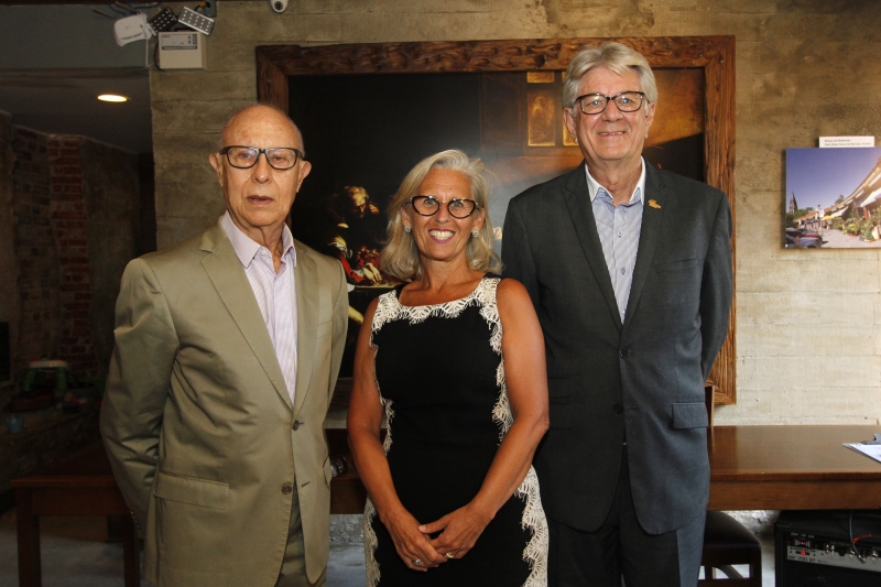 Capital em foco
foto 1
Paulo Gasparotto, Sílvia Rachewsky Lemos e Paulo Kruse, presidente do Sindilojas  
 
