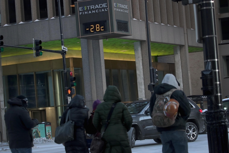 INT1 - temperaturas de até -30 graus podem ser registradas em Chicago com entrada de vortex polar. frio, neve, clima CHICAGO, ILLINOIS - JANUARY 30: Commuters walk near a thermometer registering -28 Celsius in the Loop on January 30, 2019 in Chicago, Illinois. Businesses and schools have closed, Amtrak has suspended service into the city, more than a thousand flights have been cancelled and mail delivery has been suspended as the city copes with record-setting lo temperatures.   Scott Olson/Getty Images/AFP
== FOR NEWSPAPERS, INTERNET, TELCOS & TELEVISION USE ONLY ==