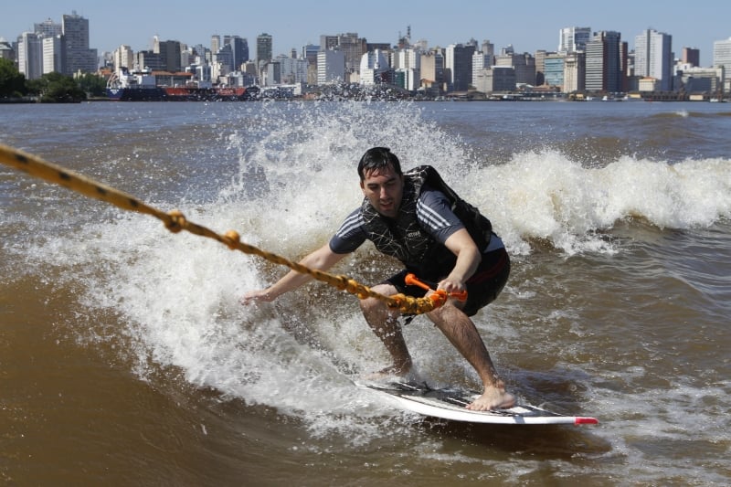 A lancha que puxa o esportista na arrancada cria as ondas Foto: LUIZA PRADO/JC