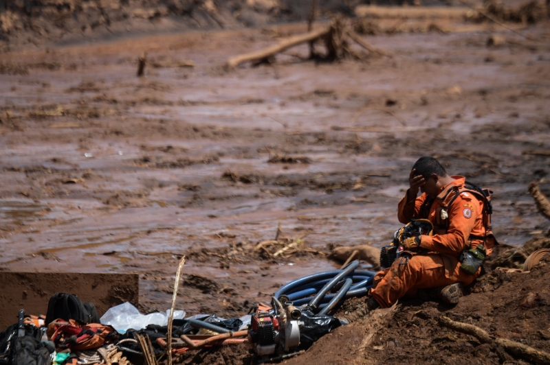 A rescuer takes a break during his work in the search for victims, four days after the collapse of a dam at an iron-ore mine belonging to Brazil's giant mining company Vale near the town of Brumadinho, state of Minas Gerais, southeastern Brazil, on January 28, 2019. - The search for survivors intensified on Monday, on its fourth day, with the support of an Israeli contingent, after communities were devastated by a dam collapse that killed at least 60 people at a Brazilian mining complex -- with hopes fading for 292 still missing. A barrier at the site burst on Friday, spewing millions of tons of treacherous sludge and engulfing buildings, vehicles and roads. (Photo by Mauro Pimentel / AFP)