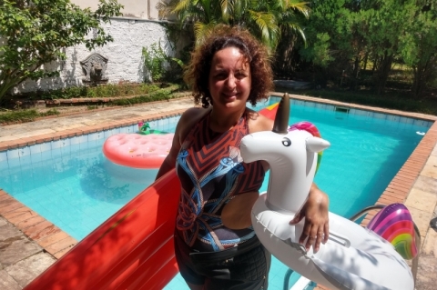 Com calorão de Porto Alegre, arquiteta aluga piscina de sua residência 
