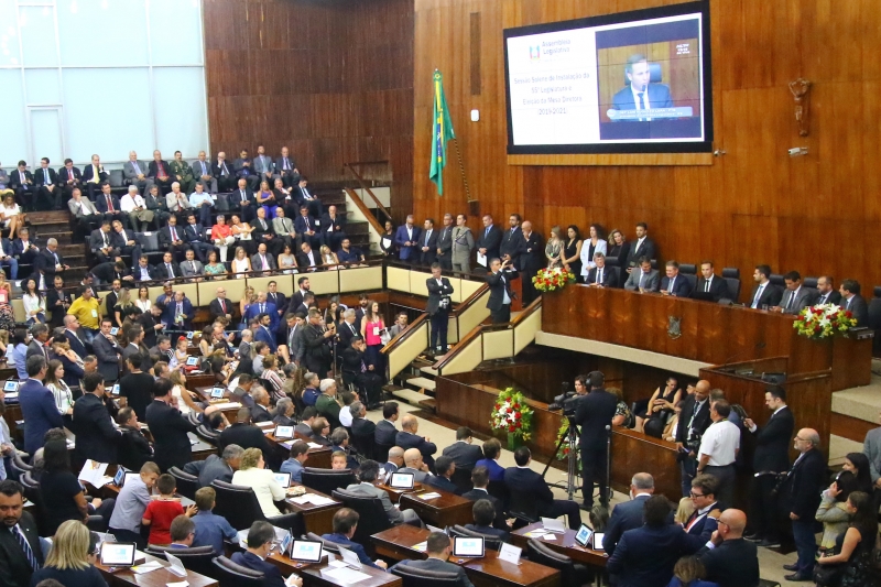 Solenidade deu posse a novos deputados estaduais; casa terá representantes de 17 partidos políticos