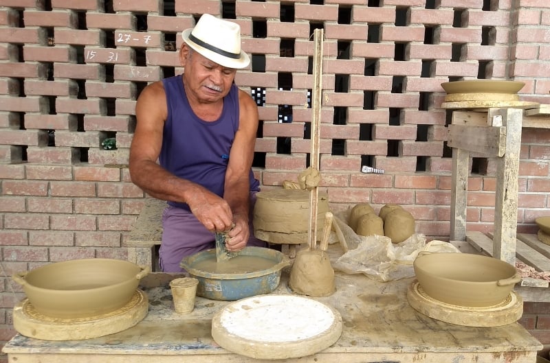 Seu Deó, 75 anos, aprendeu a moldar a argila com o pai