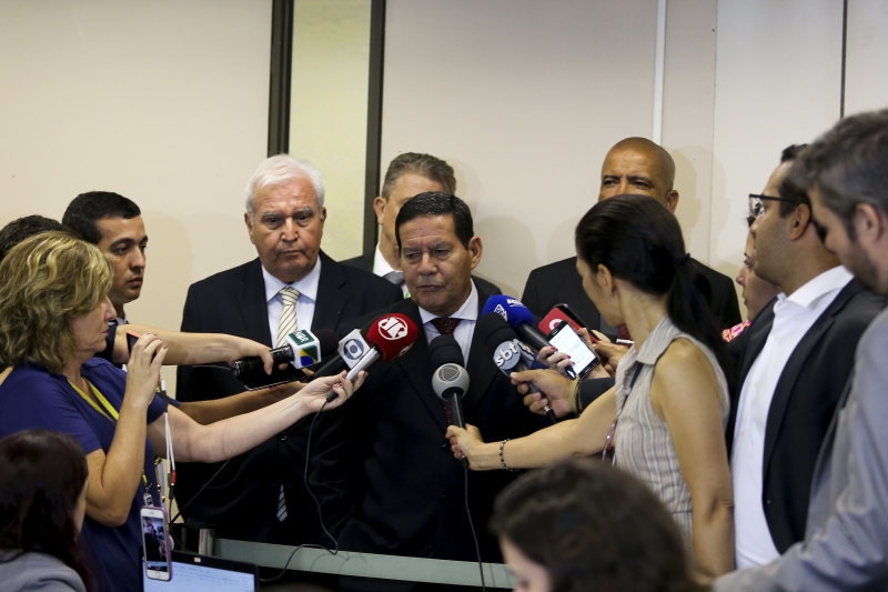 Em conversa com jornalistas, Mourão reiterou que o governo brasileiro não intervirá